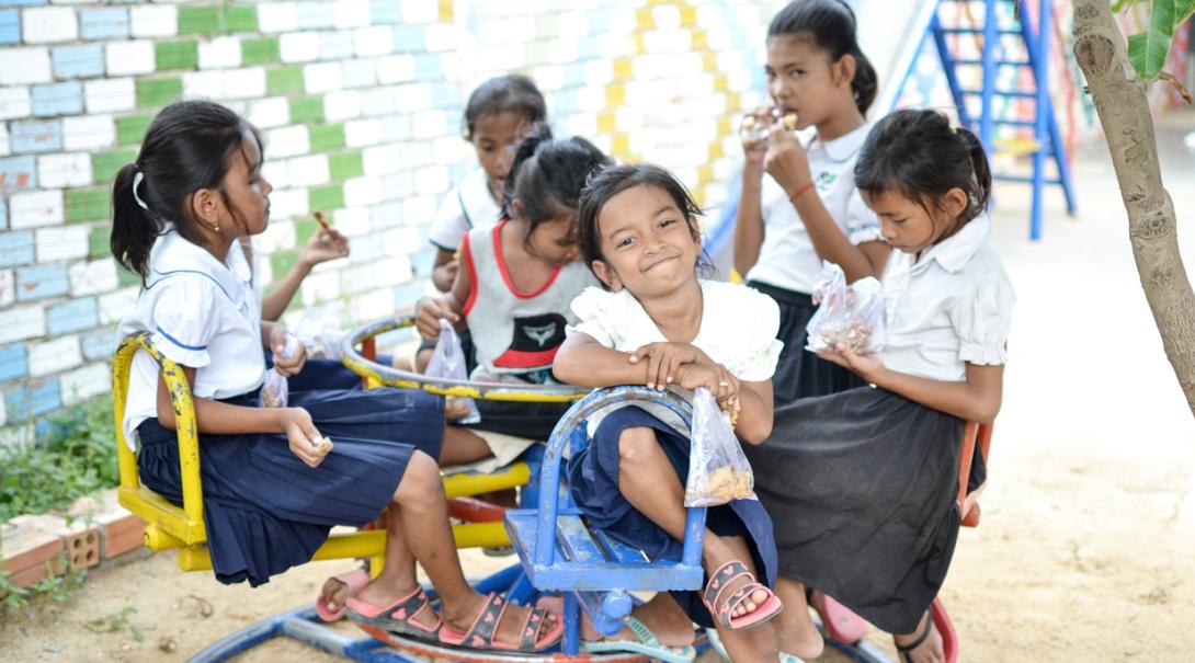 休み時間を楽しむカンボジアの子供たち 休み時間中に校庭で遊ぶカンボジアの子供たち